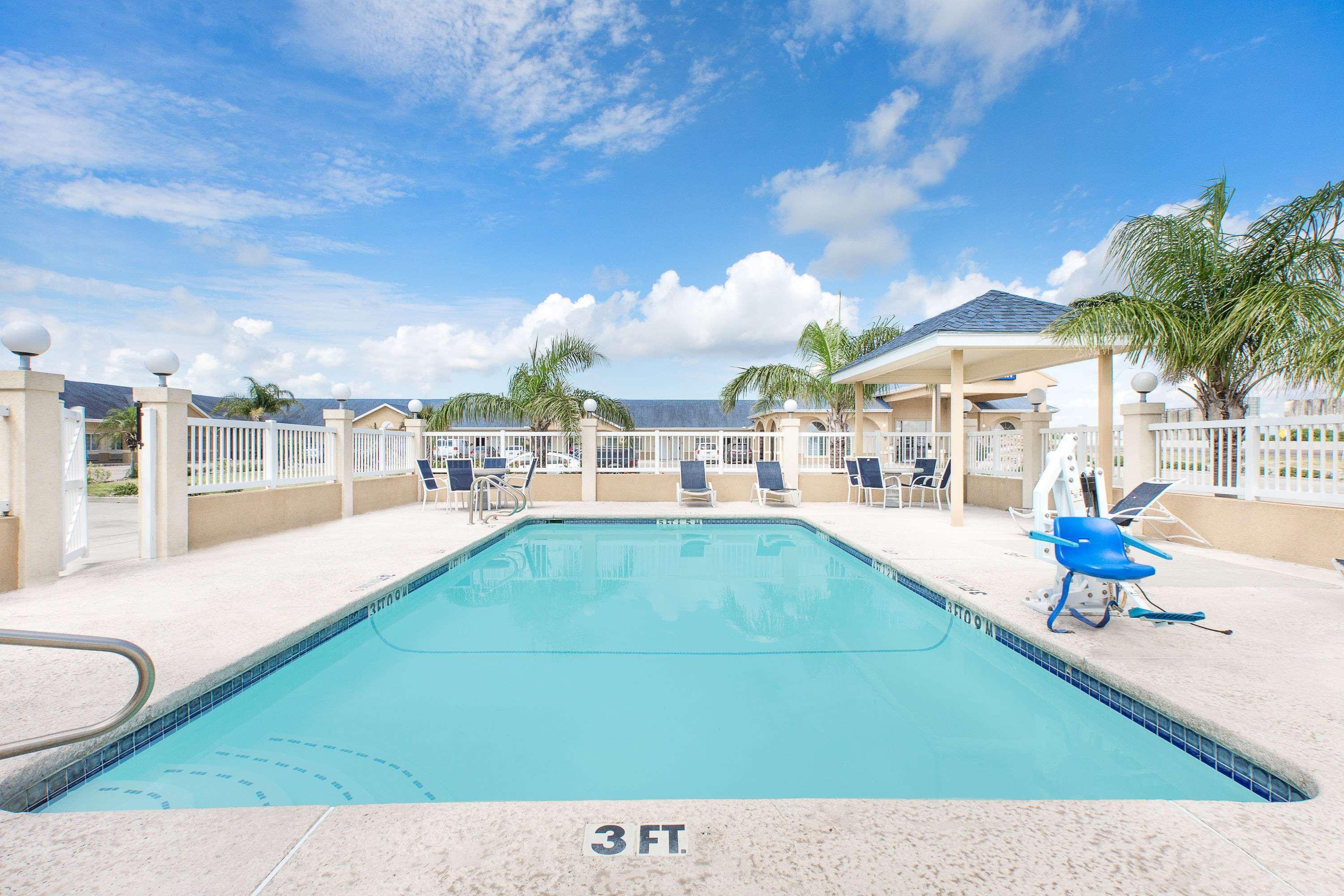 Days Inn By Wyndham Robstown Exterior photo