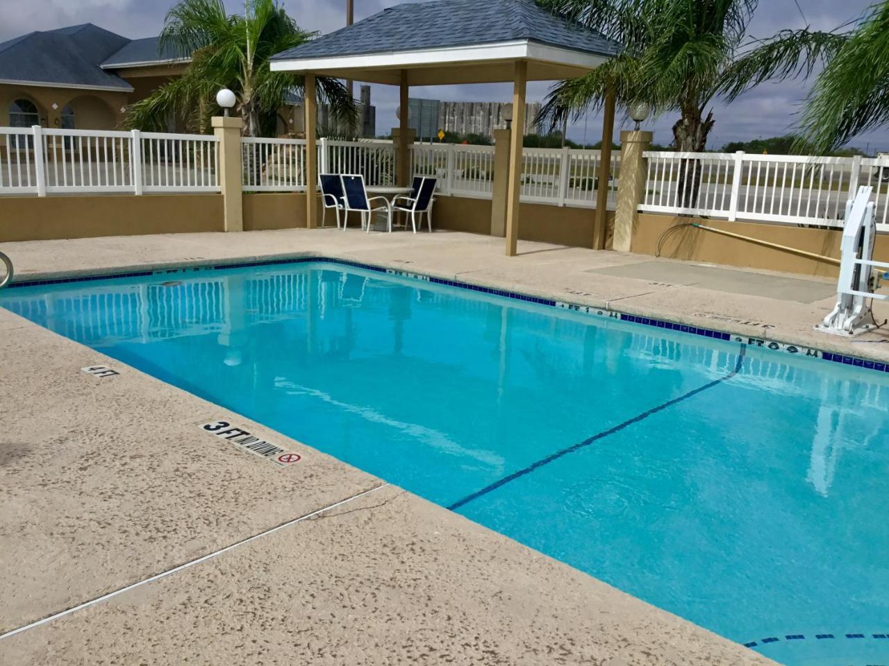 Days Inn By Wyndham Robstown Exterior photo